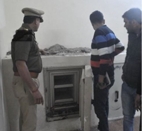 सुरंग बनाकर SBI बैंक से सोना चोरी, 8 फिट अंडरग्राउंड रास्ता बनाया... 2 Capture 7