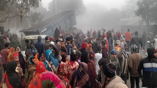 दर्दनाक सड़क हादसा, रायबरेली में गुमटी को रौंदते हुए नहर में गिरा डंपर, पांच लोगों की मौत, कई लोग घायल... 1 Rae Bareli