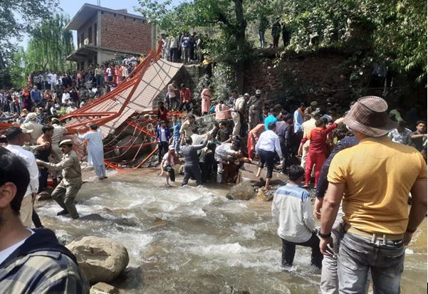 जम्मू-कश्मीर में पुल टूटने से बड़ा हादसा, 40 से ज्यादा लोग घायल, बचाव अभियान जारी.. 1 Bridge Collapsed 1