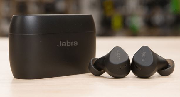 Jabra Elite 4 earbuds 1