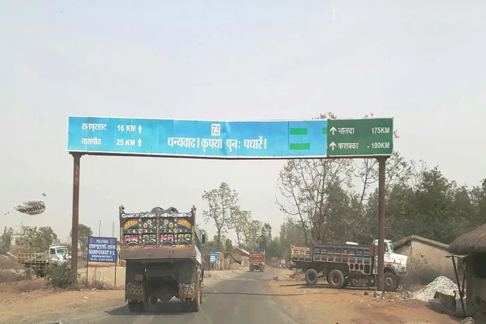 Trucks stranded on Jharkhand border Due to bengal Flood