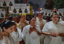 इंदौर में किन्नरों के बीच चल रहे विवाद में नया मोड़, एक समूह के किन्नरों ने गांधी प्रतिमा पर बनाई मानव श्रृंखला