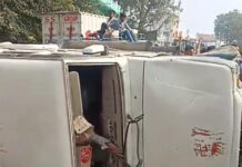 अलीराजपुर में अवैध शराब से भरी बोलेरो पलटी, ITI छात्र को टक्कर मारी; लोगों ने लूटी शराब