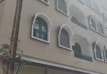 दिल्ली बम धमाके के बाद हड़कंप मचाने वाली अल-फलाह यूनिवर्सिटी के चेयरमैन हमूद सिद्दीकी के महू स्थित चार मंजिला मकान पर कार्रवाई की तलवार लटका दी