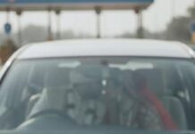 टोल प्लाजा से पहले गाड़ी रोक दूल्हे ने किया दुल्हन को किस, वीडियो बना किया वायरल