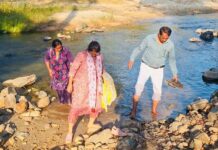 नदी-नाला पार कर पैदल पहुंची स्वास्थ्य विभाग की टीम