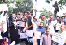 MP विधानसभा सत्र के पहले दिन कांग्रेस का जोरदार प्रदर्शन, इन मसलों पर सरकार के खिलाफ हल्ला बोल