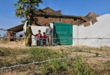 मंडला में आदिवासी परिवार अपने ही घर में हुआ कैद, कांटेदार तारों से कर दी फेंसिंग