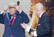 अमेरिकी राष्ट्रपति को मिला ‘शांति पुरस्कार’, उत्साहित होकर खुद ही उठाकर गले में डाल लिया