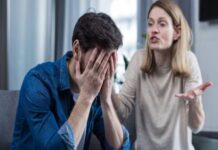 बेडरूम में गलत दिशा में रखा शीशा बिगाड़ सकता है आपका वैवाहिक जीवन, जानिए वजह और सही तरीका