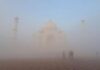 कोहरे में छिपा ताजमहल, कड़ाके की ठंड जारी, कई जगह विजिबिलिटी शून्य