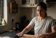 रोटी बनाने के बाद कहीं आप भी तो ऐसे नहीं रखते चकला-बेलन, धन और सम्मान में आती है कमी, जानें किचन से जुड़े वास्तु टिप्स