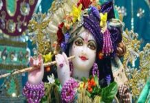 क्या आप जानते हैं ठाकुर जी के सामने खड़े होकर दर्शन करने से क्यों मना किया जाता है?