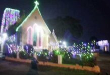 चर्च परिसर रंग-बिरंगी लाइट्स, क्रिसमस ट्री और यीशु मसीह की झांकियों से सजे
