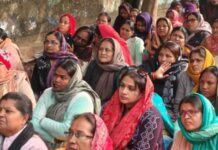 ई-अटेंडेंस ऐप के खिलाफ टीचरों का हल्ला बोल, सतना में ईंट से ईंट बजाने की धमकी दी