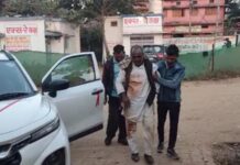 सड़क हादसा मऊगंज में, पेट्रोल पंप संचालक ने फर्स्ट एड देकर बुजुर्ग को बचाया