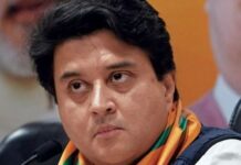 कर्नाटक सत्ता संघर्ष पर सिंधिया का तीखा हमला : कुछ कांग्रेसी छात्र सीखने को तैयार नहीं