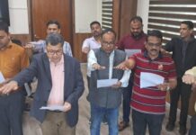 स्वास्थ्य भवन में राष्ट्रीय मतदाता दिवस पर ली गई मतदान के प्रति प्रतिबद्धता की शपथ