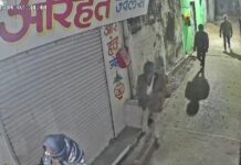 गार्ड को गुलेल मारी, जैक से शटर तोड़ा,10 मिनट में 10 किलो चांदी और सोना चोरी