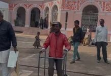 शिवपुरी में दिव्यांग युवक का हंगामा, ट्राइसाइकिल को लेकर भड़क गया अधिकारियों पर