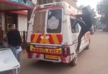 अस्पताल के सामने जाम हुए 108 एंबुलेंस के गेट, बड़ी मशक्कत के बाद निकाला गया शव बाहर