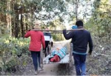 शर्मसार! सरगुजा में ‘खाट पर सिस्टम’: एम्बुलेंस नहीं मिली तो शव को कांवड़ में ढोने पर मजबूर हुए परिजन