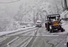 जम्मू-कश्मीर: डोडा में भारी बर्फबारी जारी, लोगों को घरों में रहने की सलाह