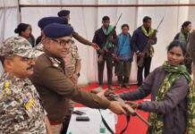 धमतरी में 9 नक्सलियों ने किया सरेंडर, 47 लाख के इनामी हथियारों के साथ