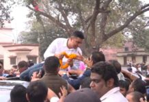 जेल की दहलीज से बाहर कदम रखते ही भावुक हुए चैतन्य बघेल…रायपुर में ढोल-नगाड़ों से गूंजा आसमान…समर्थकों का सैलाब देख हर कोई दंग