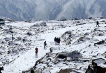 बर्फबारी का असर अब मैदानी इलाकों पर दिखने लगा, तेज हवाओं से कांपे लोग