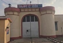 गुना में कैदियों की जमकर पिटाई! डिप्टी जेलर पर पेड़ से बांधकर डंडे से पीटने का आरोप