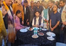 मंत्री सिंधिया के पीठ पलटते ही ड्राई फ्रूट्स पर नेताओं का धावा, मिशन काजू-बादाम देख मेहमान हैरान