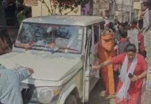 भीड़ ने बच्चा चोरी के शक में 5 साधुओं को जमकर पीटा, पुलिस ने बचाई जान