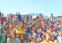 छतरपुर में आदिवासी महिलाओं का कोहराम, केन-बेतवा प्रोजेक्ट का काम ठप, कानूनी गारंटी पर अड़ीं