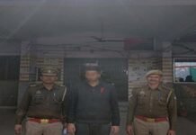 फर्जी आधार कार्ड से लाईसेंस बनवाते पकड़ा