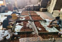 खाद्य विभाग की कार्रवाई, गंदगी भरे परिसर से भारी मात्रा में मिठाई जब्त