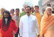 मप्र के पूर्व गृहमंत्री ने बलात्कार आरोपी दाती बाबा का किया भव्य स्वागत