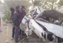 तेज रफ्तार का कहर: पेड़ से टकराकर खड्ड में गिरी कार, तीन की मौत