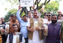 विधानसभा में विपक्ष का अनोखा प्रदर्शन, इंदौर दूषित पानी पर चर्चा की मांग