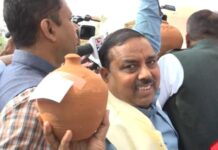 बजट से पहले विपक्ष का हंगामा, खाली गुल्लक लेकर किया प्रदर्शन