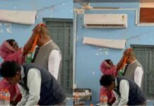 Indian National Congress नेत्री उर्मिला साकेत की नाराजगी, अधिकारी को पहनाया भाजपा का पट्टा