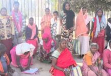 राशन के बदले प्लास्टिक बाल्टी! ग्रामीणों ने कलेक्टर से की शिकायत