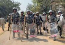 Kondagaon: कोकोड़ी मक्का प्रोसेसिंग प्लांट के विरोध में 12 घंटे से प्रदर्शन जारी, भारी संख्या में पुलिस बल तैनात