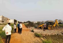 रायपुर में 6 एकड़ अवैध प्लाटिंग पर चला बुलडोजर, सड़क और बाउंड्रीवाल तोड़ी