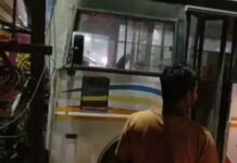 नशे में बस चालक ने मारी टक्कर, बिजली पोल से भिड़ी बस
