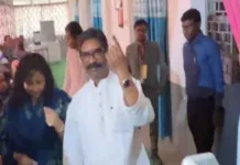 झारखंड में हेमंत सोरेन और पत्नी ने डाला वोट, आम जनता को किया प्रेरित