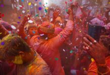 होली के बाद पहले मंगल को काशी में निभाई गई सदियों पुरानी ‘बुढ़वा मंगल’ की महफिल, गंगा घाट पर रात होता है आयोजन