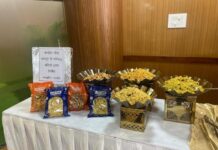 केन्द्रीय जेल रायपुर के बंदियों द्वारा निर्मित नमकीन उत्पादों का विधानसभा सदस्यों ने लिया आनंद