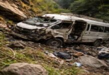 मनकामना मंदिर से लौट रहे भारतीय श्रद्धालुओं की बस गहरी खाई में गिरी, 7 की मौत