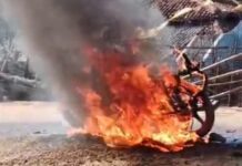 पुरानी रंजिश में युवक ने पेट्रोल डालकर फूंकी बाइक, इलाके में मचा हड़कंप